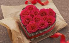 Roses dans une présentation en forme de coeur fait de carton coloré