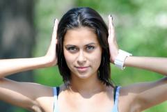 Fond ecran jeune mannequin pose mains sur oreilles creoles belle brune coupe carre debardeur blanc image decor nature