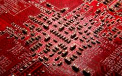 fond ecran detail circuit electronique puce circuit imprime couleur rouge pour les electroniciens