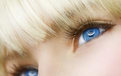 Fond ecran regard azur yeux bleu femme suedoise frange cheveux blonds peau maquillee lisse sourire image fond clair