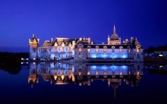 Chateau de chantilly de nuit reflet dans eau region parisienne france