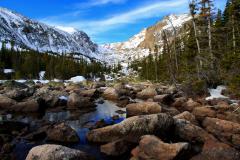 Fond ecran paysage montagnuex vallee ruisseau entre rochers foret epineux sapins neige glaciers amerique du nord
