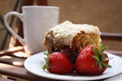 Fond ecran cuisine dessert gateau crumble fraises fraiches soucoupe tasse cafe table exterieur bois