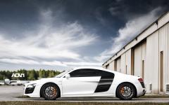 Audi r8 v10 blanche cote devant hangars aeroport fond ecran voiture sport prestige image wide