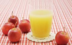 Fond ecran cuisine petit dejeuner vitamines jus orange pommes fraiches dessous de verre nappe rayures blanches rouges