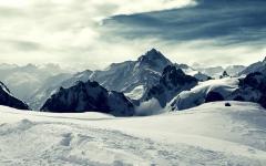 Haute montagne sommet enneiges neige poudreuse premier plan fond ecran ton bleu fonce