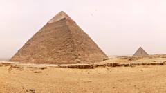 Fond ecran paysage egyptien pyramides kheops sable desert ciel gris