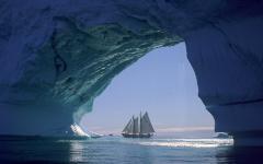 Fond ecran arche de glace iceberg avec joli voilier tout proche ete