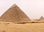 Fond ecran paysage egyptien pyramides kheops sable desert ciel gris