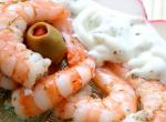 Fond ecran cuisine crevettes cuites olive verte emulsion blanche radis roses fraicheur plat froid dressage culinaire