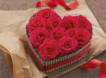 Roses dans une présentation en forme de coeur fait de carton coloré