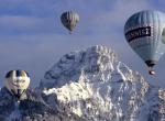 Fond écran ballons montgolfières publicite fond haute montagne glaciers neige froid nuages sapins