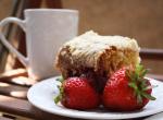 Fond ecran cuisine dessert gateau crumble fraises fraiches soucoupe tasse cafe table exterieur bois