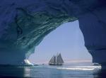 Fond ecran arche de glace iceberg avec joli voilier tout proche ete