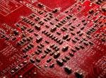 fond ecran detail circuit electronique puce circuit imprime couleur rouge pour les electroniciens