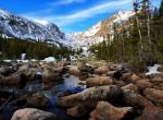 Fond ecran paysage montagnuex vallee ruisseau entre rochers foret epineux sapins neige glaciers amerique du nord