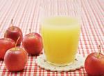 Fond ecran cuisine petit dejeuner vitamines jus orange pommes fraiches dessous de verre nappe rayures blanches rouges