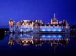 Chateau de chantilly de nuit reflet dans eau region parisienne france