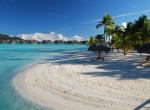 Fond ecran iles pacifique plage sable fin eau claire turquoise huttes pilotis palmiers transat paysage idyllique