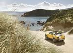 voiture marque land rover sportive 4x4 dans chemin sable vue mer