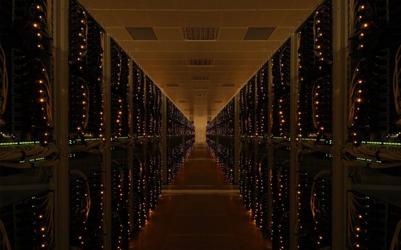 Fond ecran salle de serveur architecture informatique couloir rack remplis de serveurs nuit ampoules image fond sombre