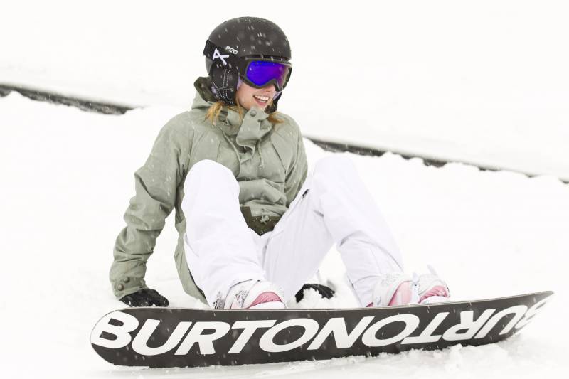 Fond ecran jeune femme glisse snowbard neige sourire sports hiver