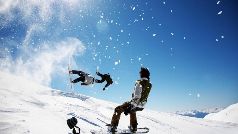 Snowboarders fond ecran skieurs snowboard flocons neige figures bonnet envole paysage hiver montagnes beau temps meteo clemente