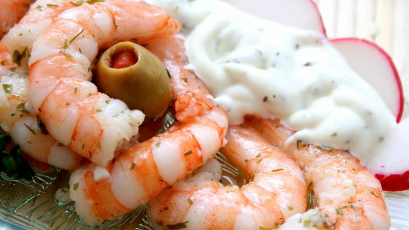 Fond ecran cuisine crevettes cuites olive verte emulsion blanche radis roses fraicheur plat froid dressage culinaire