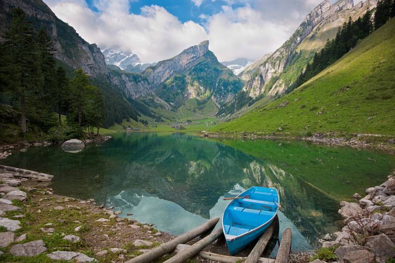 Barque bleue lac montage reflet montagne eau sentiment plenitude
