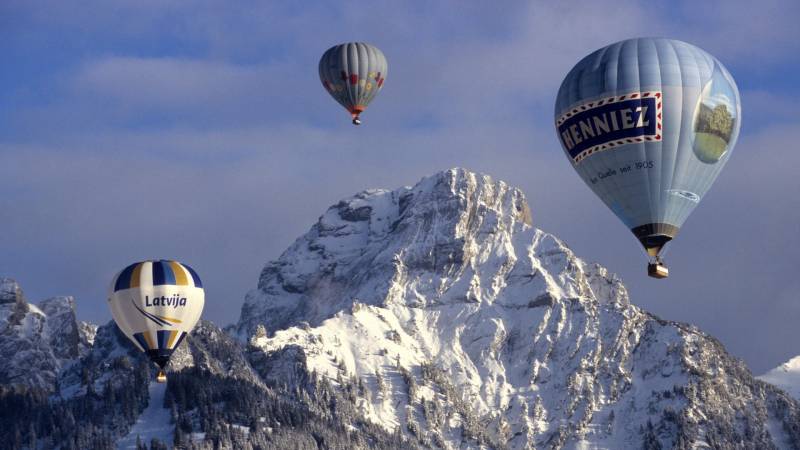 Fond ecran ballons mongolfieres publicite fond haute montagne glaciers neige froid nuages sapins