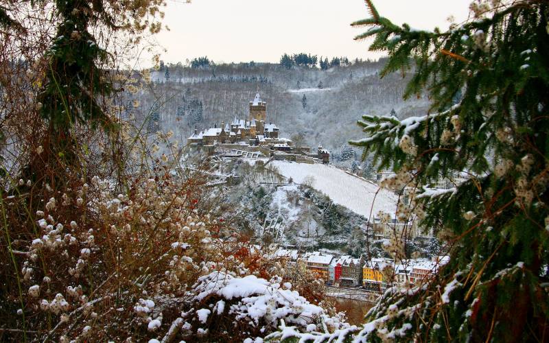 Fond ecran paysage hivernal couleurs automne neige chateau haut colline surplombe village nature