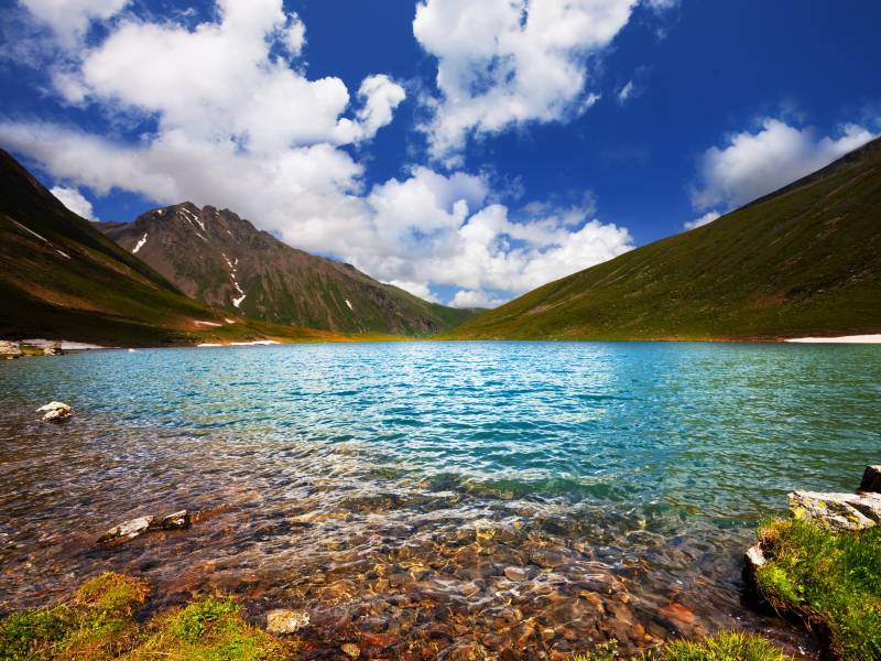 Fond ecran paysage idyllique lac eau claire turquoise montagne colline plage gallets image nature