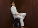 Dexter fond ecran portrait acteur dexter plan large chemise pantalon blancs assis tabouret image decor pourpre sang