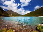 Fond ecran paysage idyllique lac eau claire turquoise montagne colline plage gallets image nature