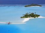 Fond écran petit avion hydravion posé pres iles paradisiaques proprietaire sable blanc eau tres claire