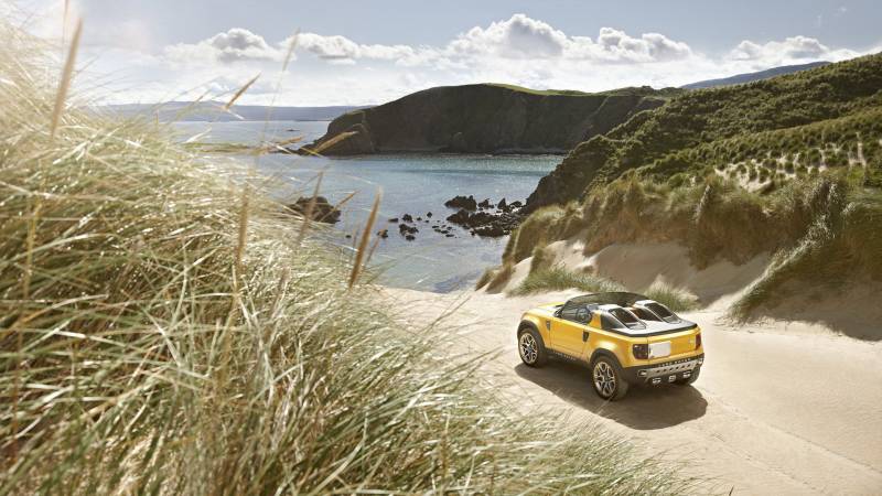 voiture marque land rover sportive 4x4 dans chemin sable vue mer