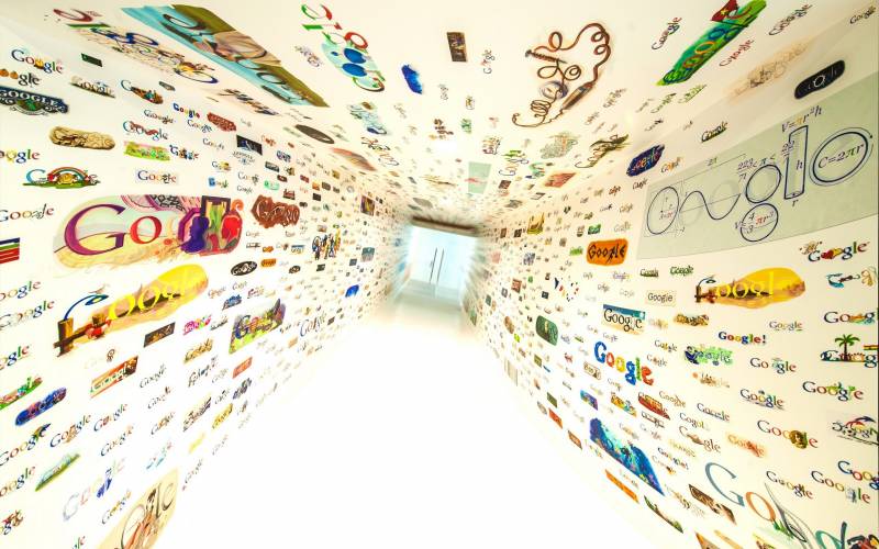Couloir entreprise google avec logo du jour