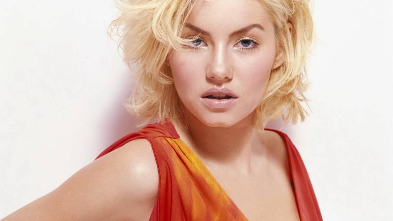 Elisha cuthbert fond ecran photo hd levres brillantes cheveux ondules plan visage fond blanc belle photo esthetique