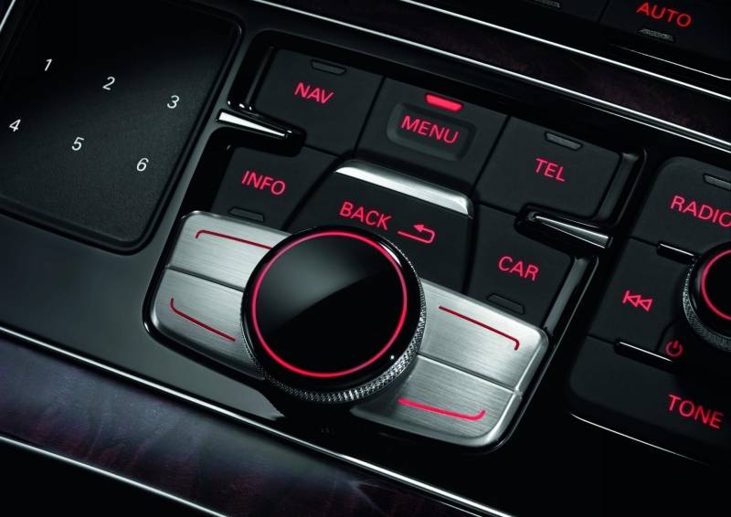 Fond ecran interieur berline luxe tableau bord menu haute technologie autoradio classe