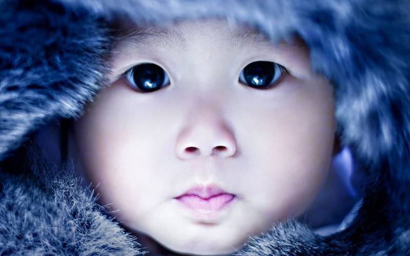Fond ecran jeune enfant esquimau groenland fourrure mignon gros plan