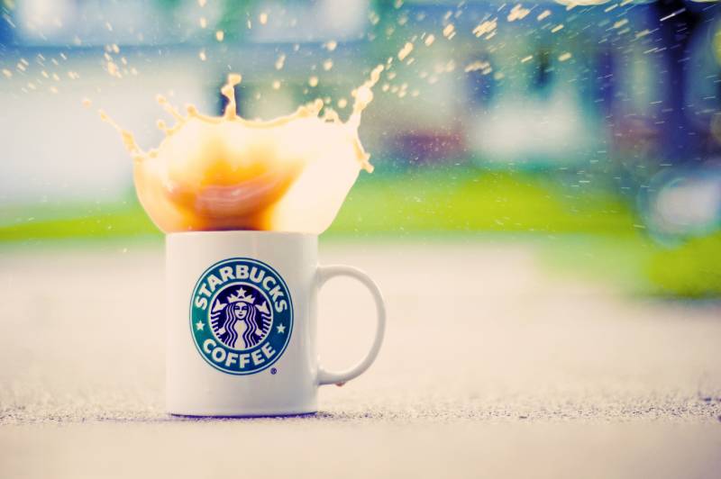 Fond ecran publicite tasse blanche cafe starbucks coffee eclaboussures focus decor flou goutte