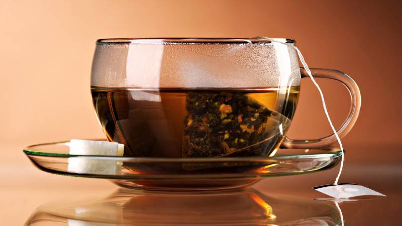 Fond ecran abstrait minimalisme tasse the design verre transparent sachet reflets table buee eau chaude